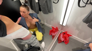 Давно я в H&M не заходил, а там ведь в раздевалке минет делают